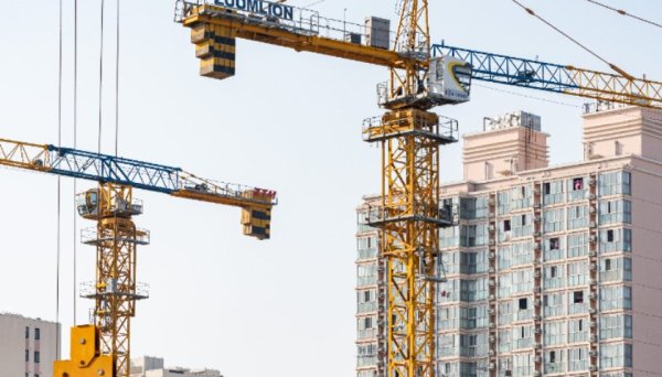 配资炒股交易平台 多位专家发声：当前稳地产比以往更重要