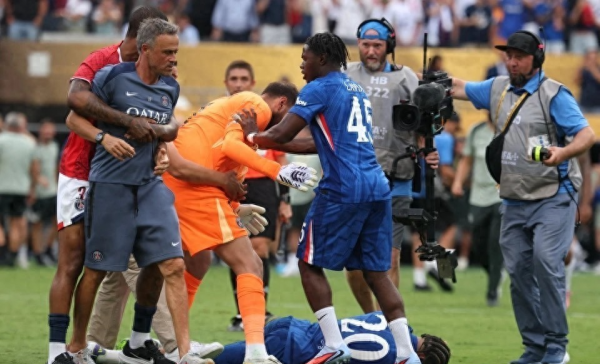 河南配资公司 巴黎主教练恩里克赛后失态, 引法国媒体集体炮轰